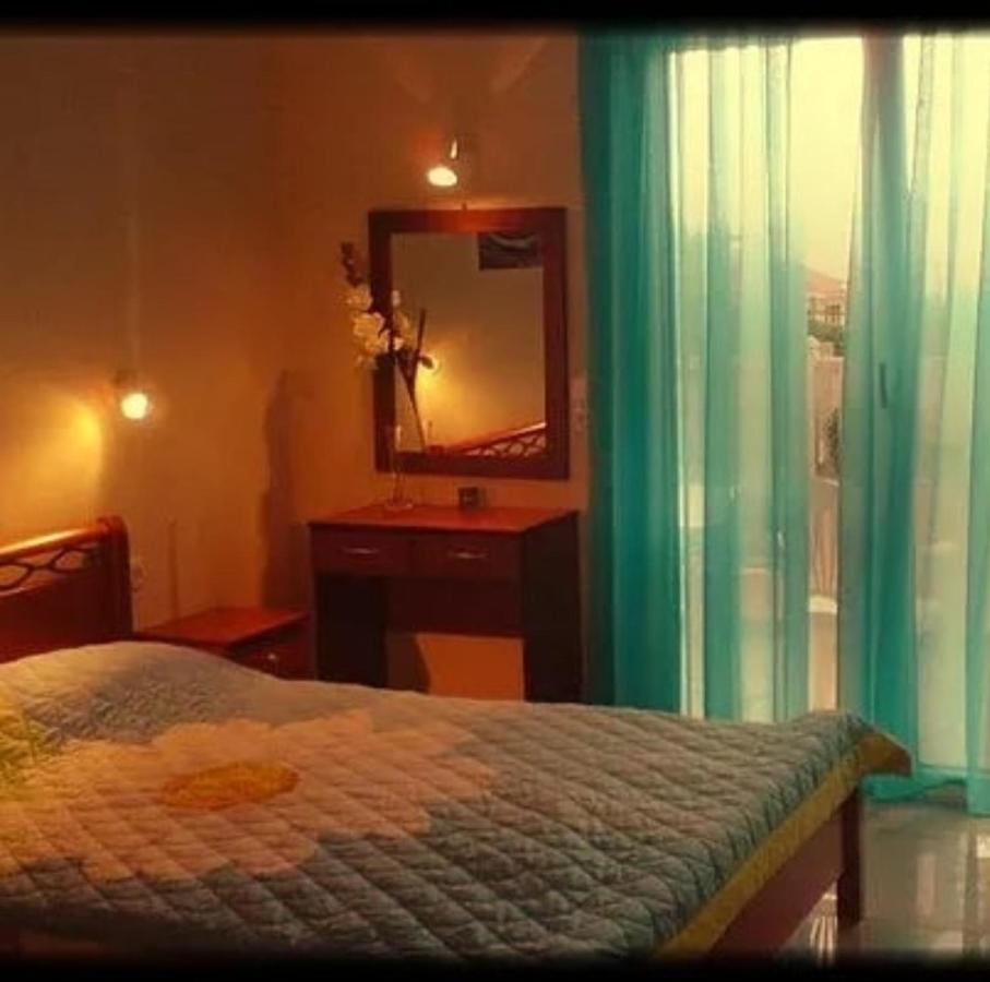 Golden Sun Apartment Rovies Bagian luar foto